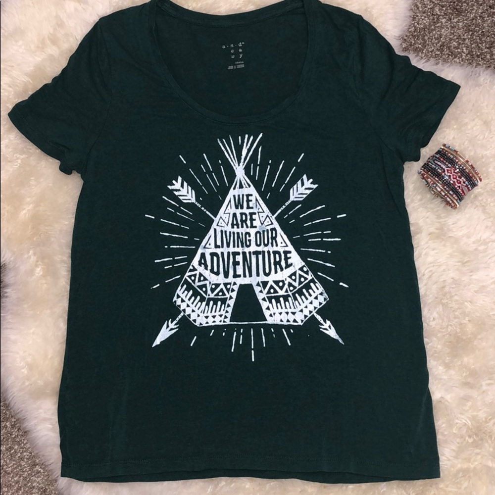 ❌SOLD❌ Hunter green flowy Graphic T-shirt.